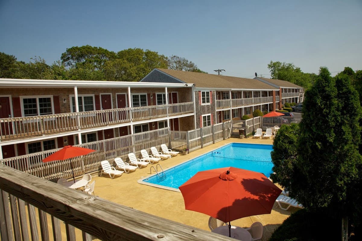 Holiday Hill Inn and Suites, Hotel in Dennis Port