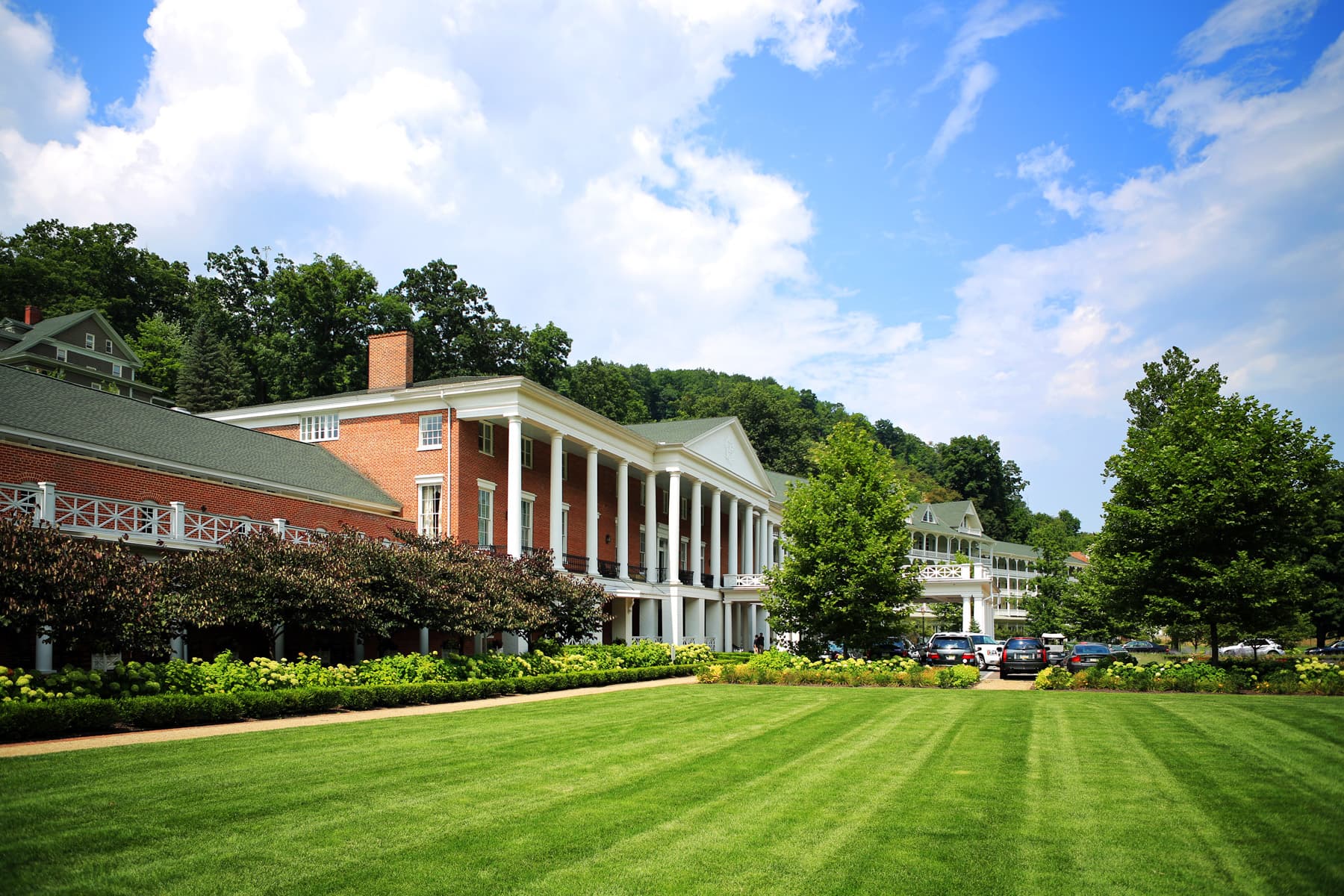 Omni Bedford Springs Resort (via Wikimedia Commons, CC BY-SA 3.0)