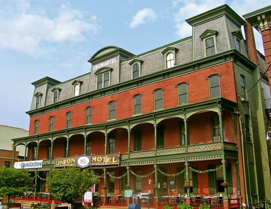 Union Hotel (via Wikimedia Commons, CC BY-SA 3.0)