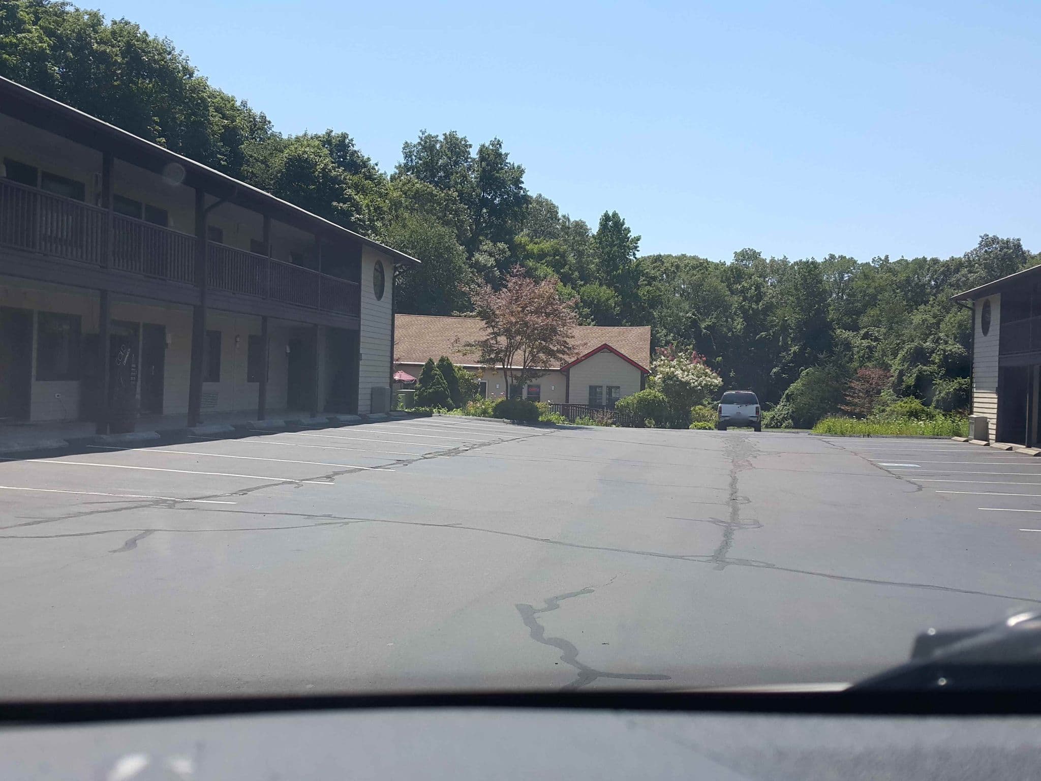 Street view near Red Roof Inn, Guilford — © electricgizmo (CC BY-SA · Mapillary)