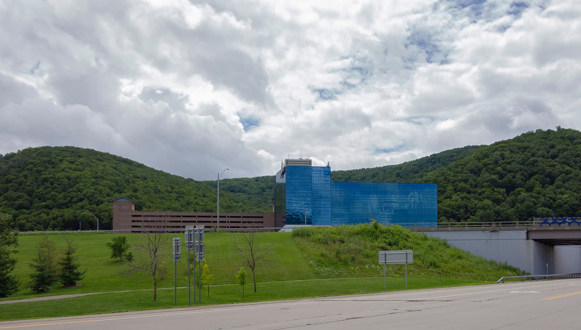 Seneca Allegany Resort and Casino Hotel (via Wikimedia Commons, CC BY-SA 4.0)