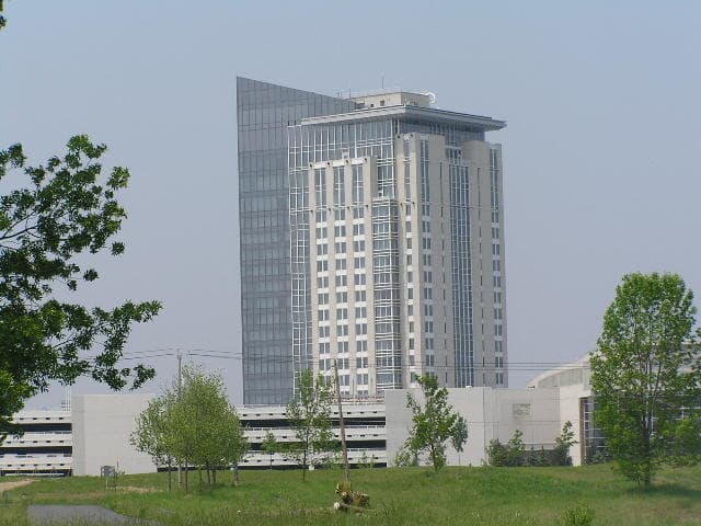 The Hotel at Turning Stone (via Wikimedia Commons, CC BY 2.0)