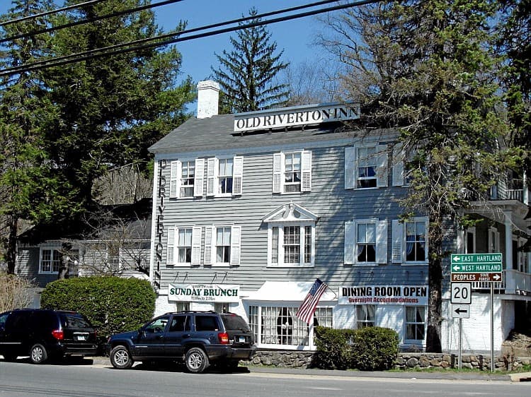 Old Riverton Inn (via Wikimedia Commons, CC BY 2.5)