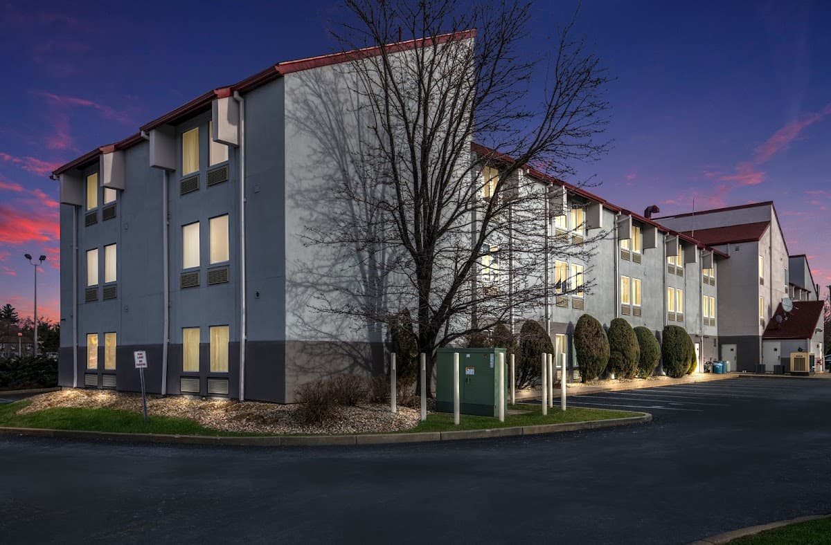 Red Roof Plus+ Boston - Logan, Hotel in Saugus