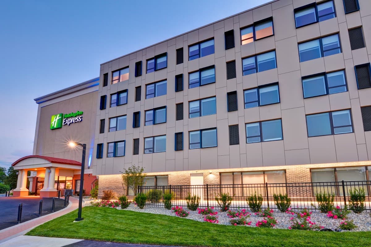 Holiday Inn Express Boston, Hotel in South Boston