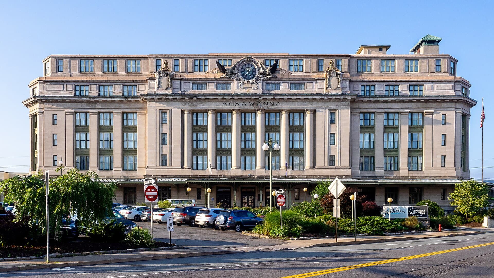 Radisson Lackawanna Station Hotel Scranton (via Wikimedia Commons, CC BY 2.0)