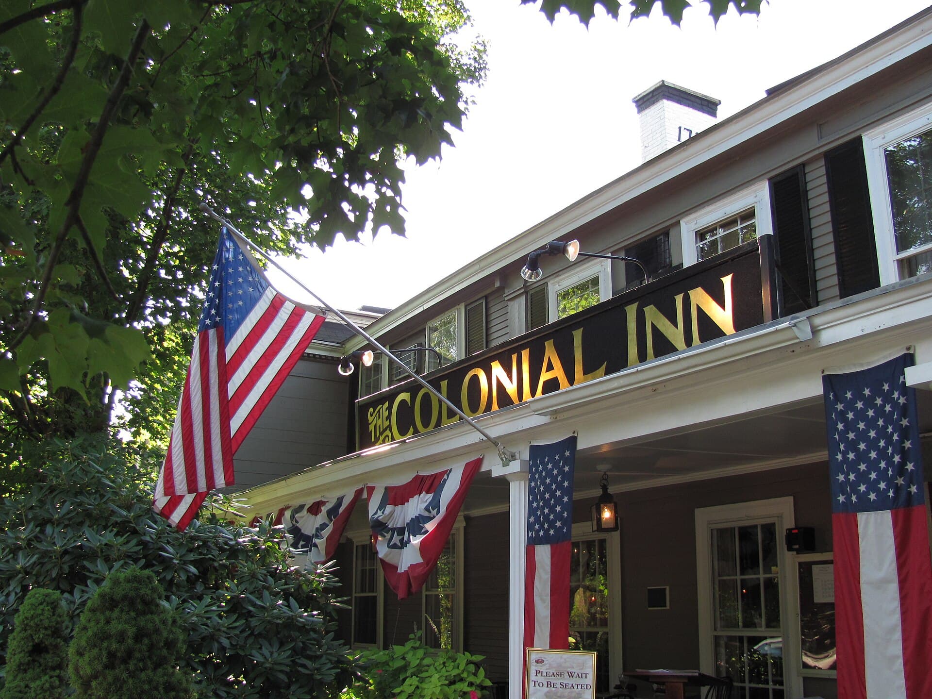 Concord's Colonial Inn (via Wikimedia Commons, CC BY 3.0)