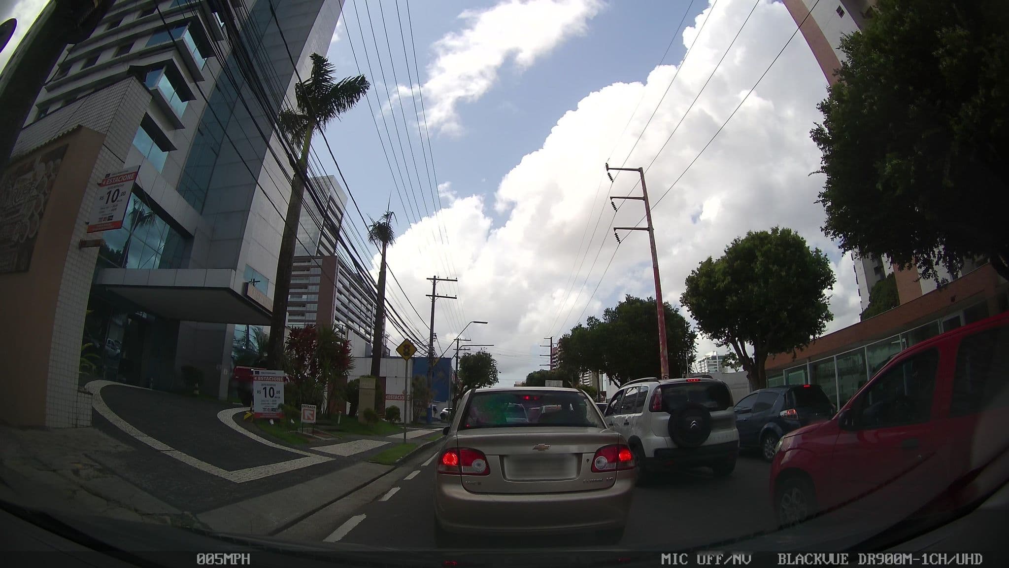 Street view near Mercure Hotel, Manaus — © kaart_1 (CC BY-SA · Mapillary)