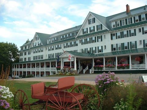 The Eagle Mountain House & Golf Club (via Wikimedia Commons, CC BY-SA 3.0)