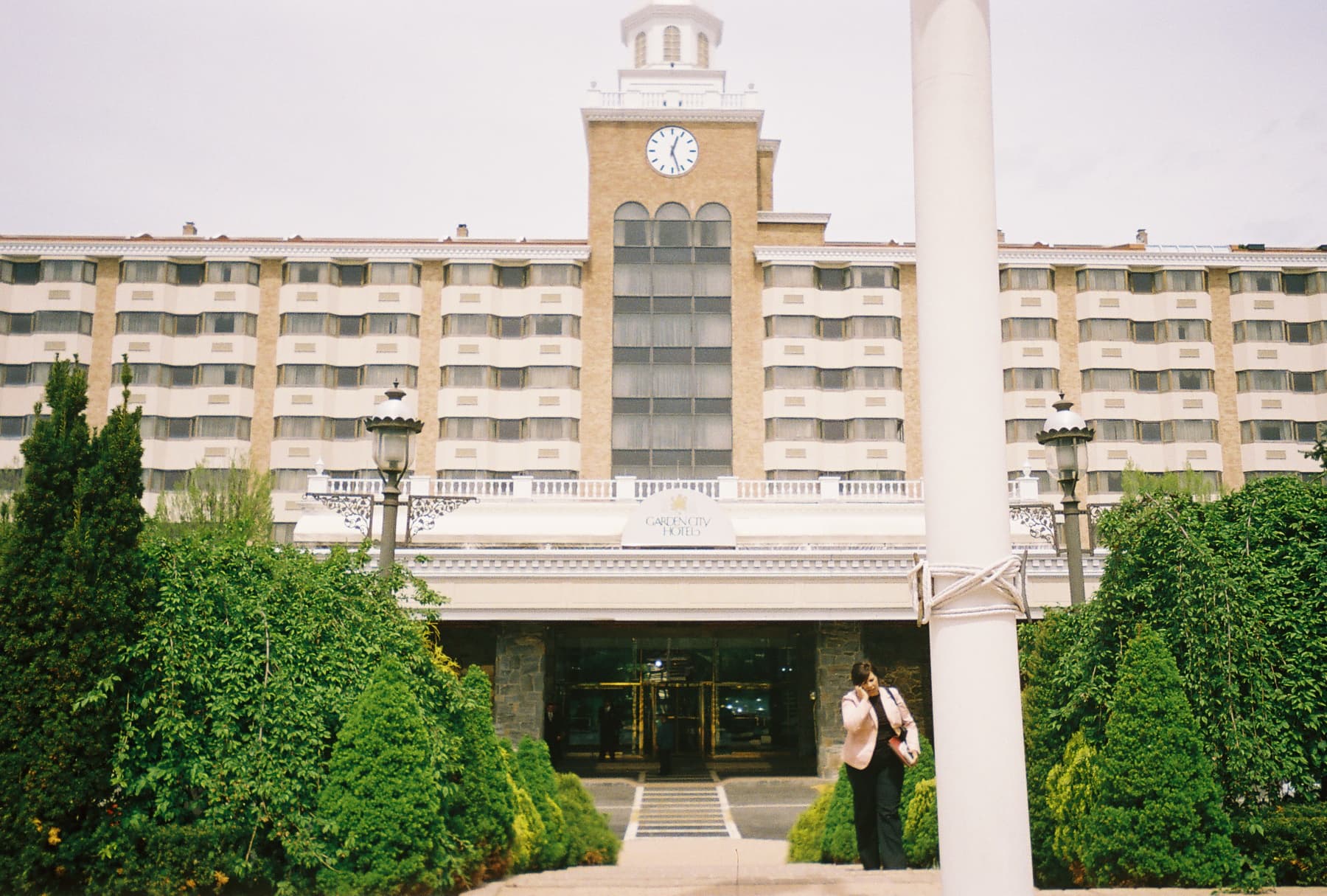 The Garden City Hotel (via Wikimedia Commons, CC BY-SA 3.0)