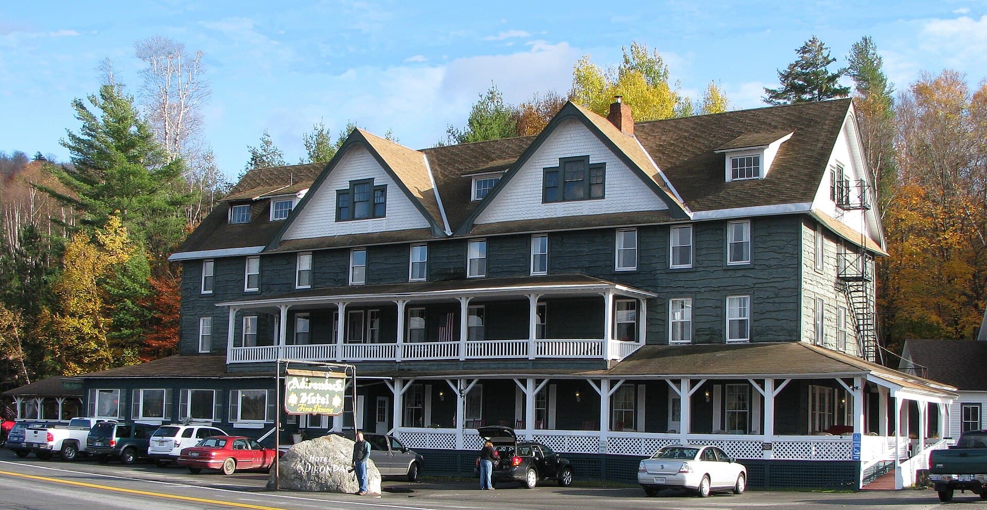 Adirondack Hotel (via Wikimedia Commons, CC BY-SA 3.0)