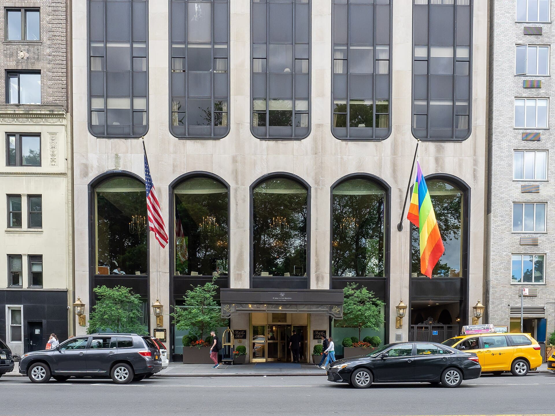 Park Lane New York (via Wikimedia Commons, CC BY 2.0)