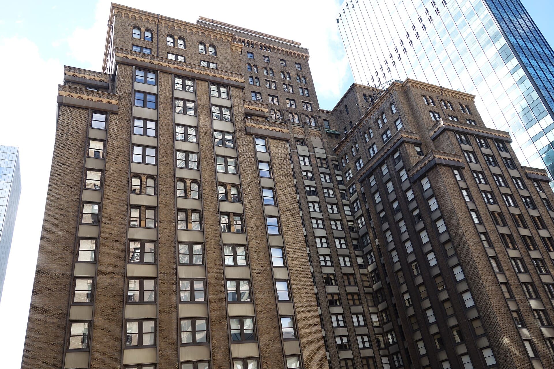 Park Central Hotel New York (via Wikimedia Commons, CC BY-SA 4.0)