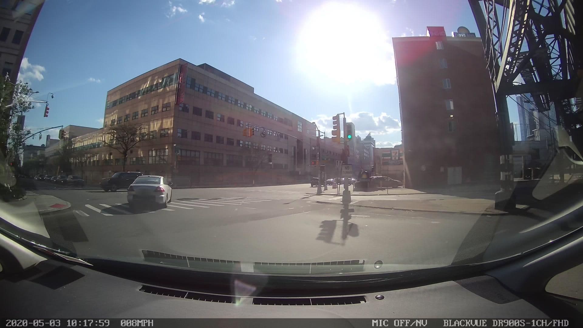 Street view near Days Inn, Sunnyside — © farlab (CC BY-SA · Mapillary)