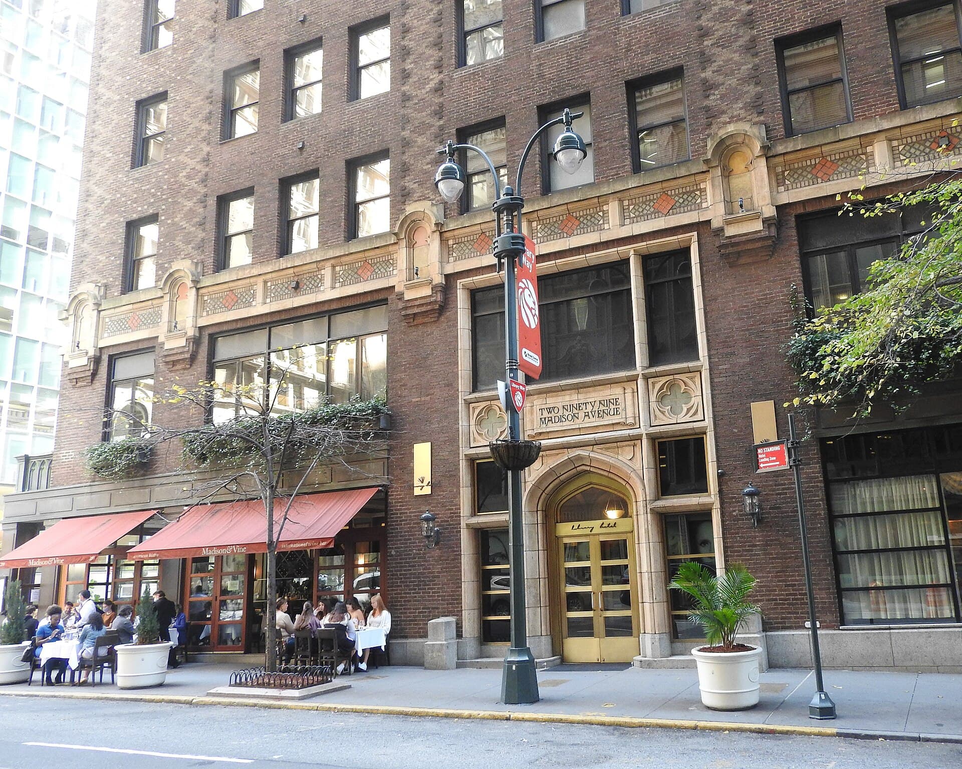 Library Hotel (via Wikimedia Commons, CC BY-SA 4.0)