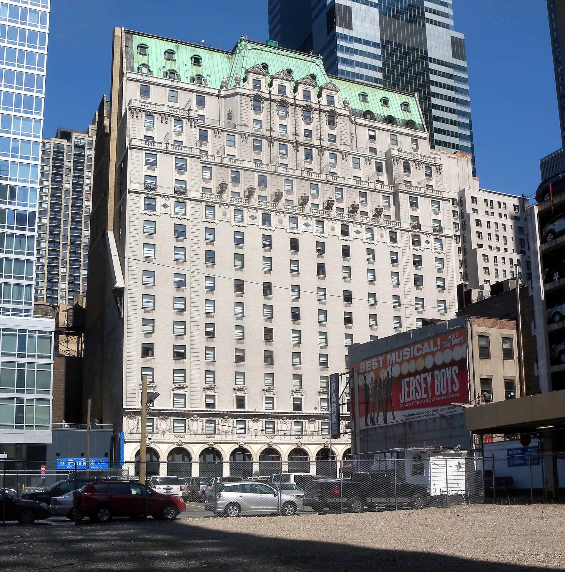 Paramount Hotel (via Wikimedia Commons, CC0)