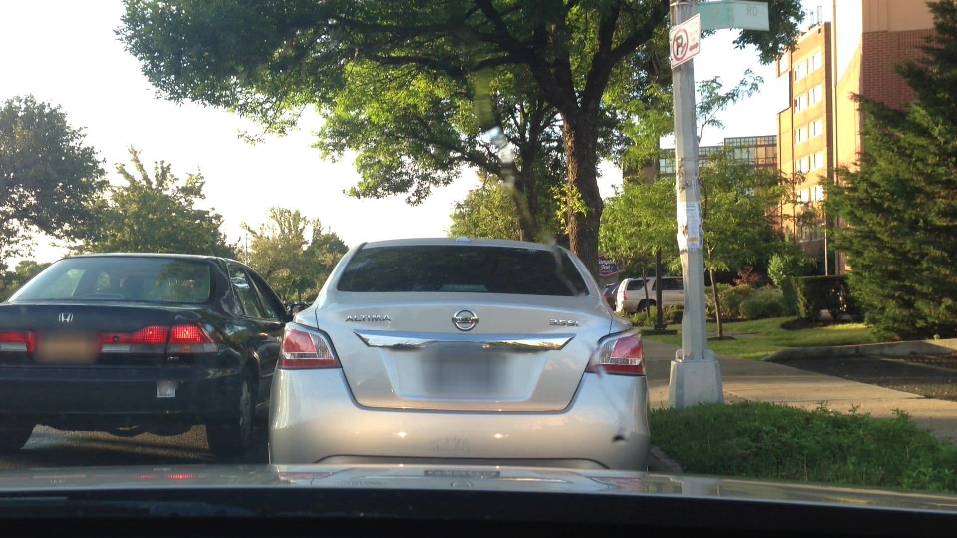 Street view near Hampton Inn LaGuardia, East Elmhurst — © lvl5 (CC BY-SA · Mapillary)