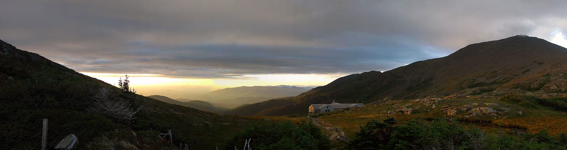 Lakes of the Clouds Hut (via Wikimedia Commons, CC BY-SA 3.0)