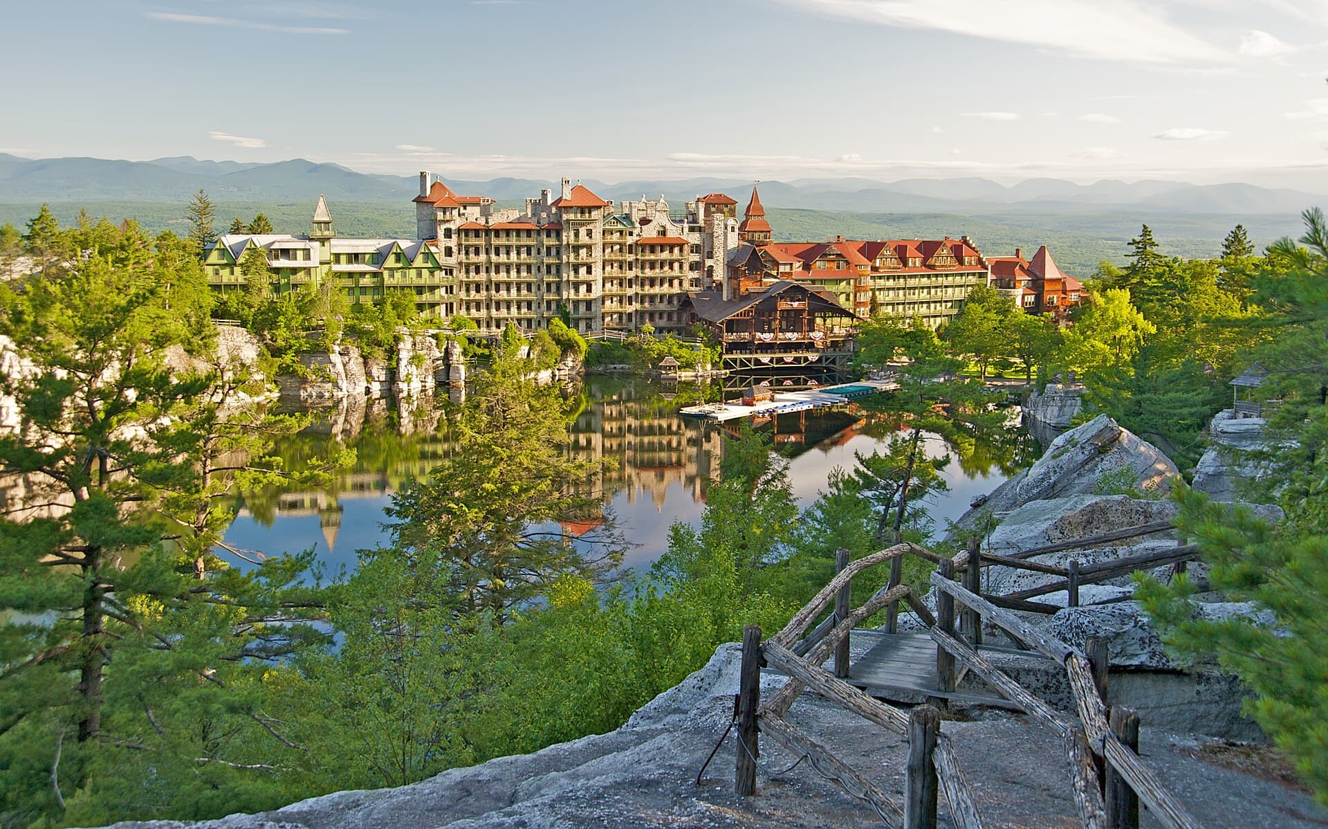 Mohonk Mountain House (via Wikimedia Commons, CC BY-SA 3.0)