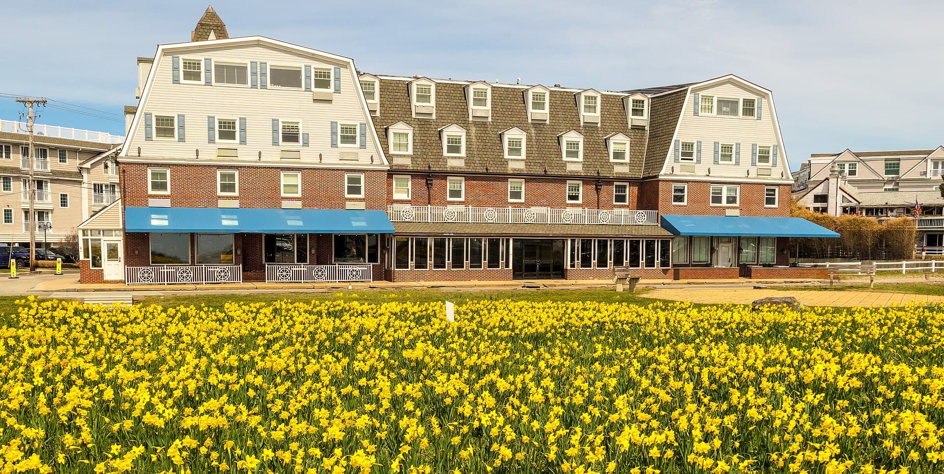 Newport Beach Hotel and Suites (via Wikimedia Commons, CC BY 4.0)