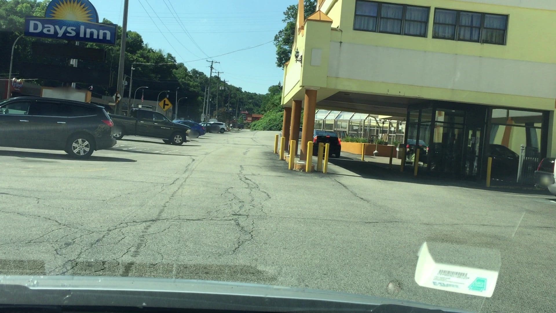 Street view near Days Inn Pittsburgh, Green Tree — © lvl5 (CC BY-SA · Mapillary)