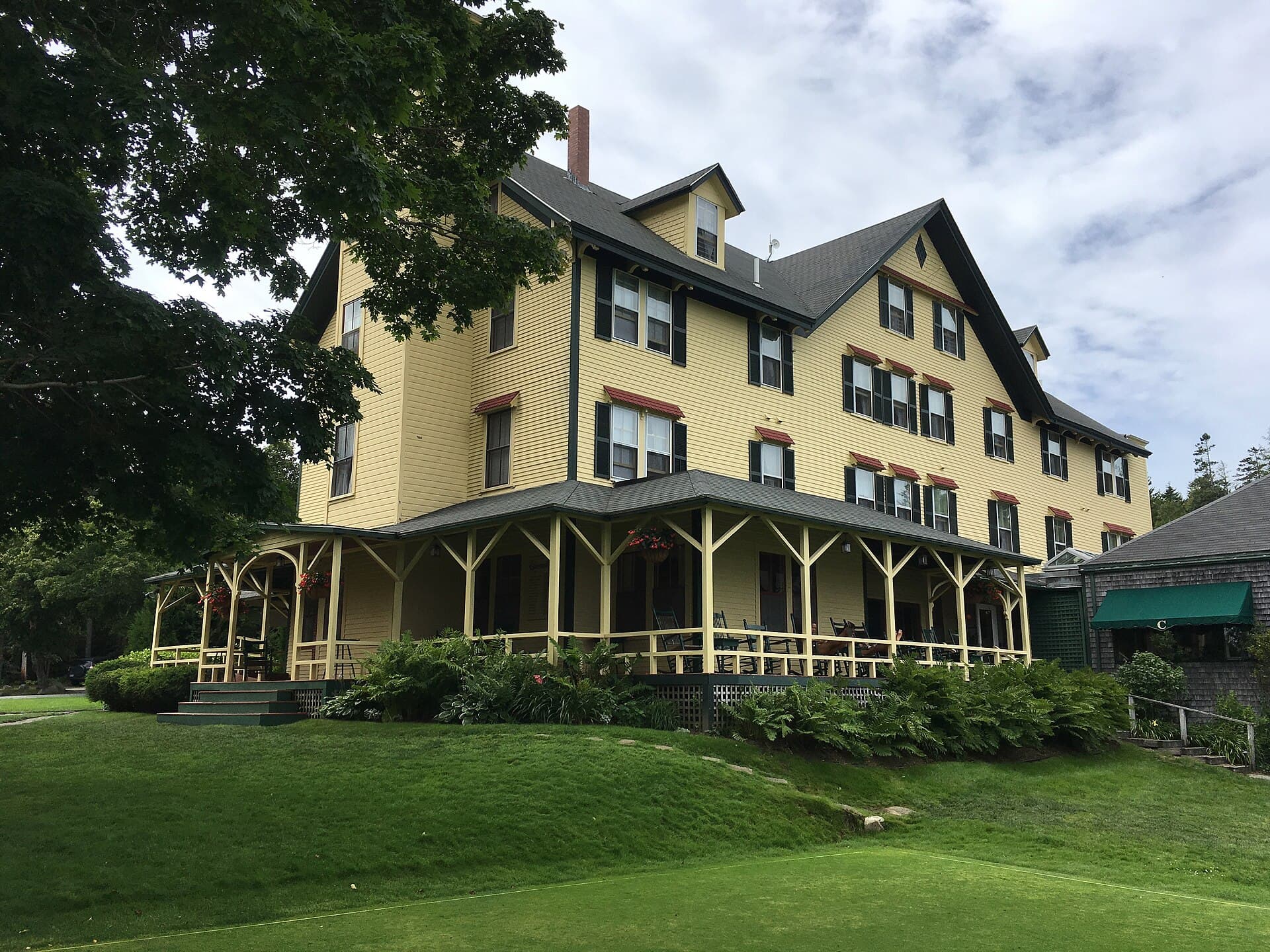 The Claremont (via Wikimedia Commons, CC BY-SA 4.0)