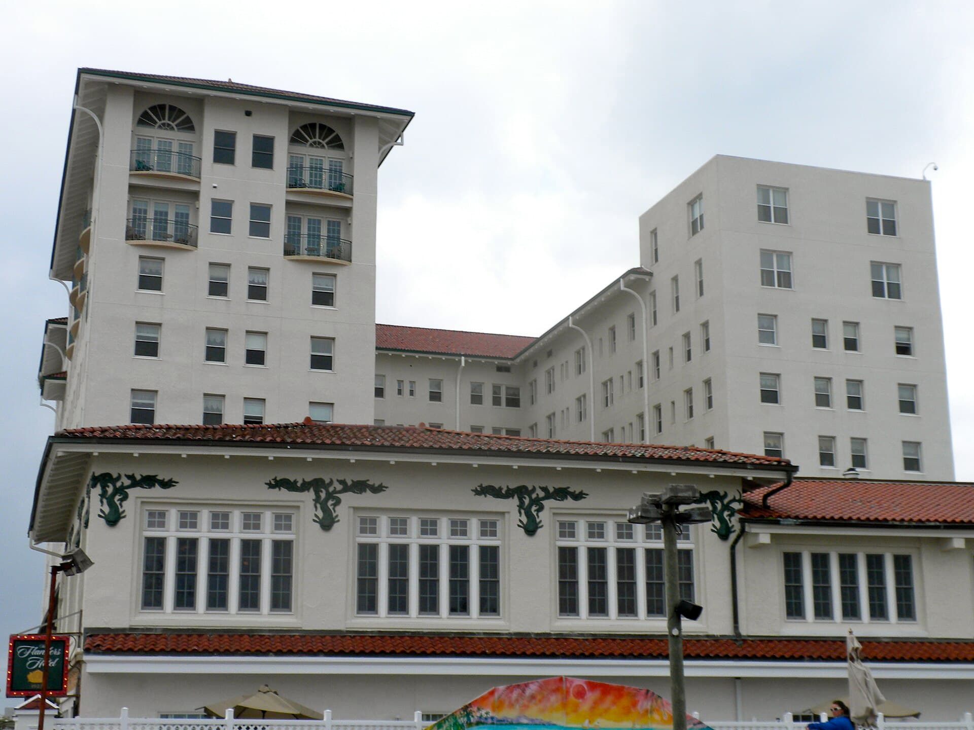 The Flanders Hotel (via Wikimedia Commons, Public domain)