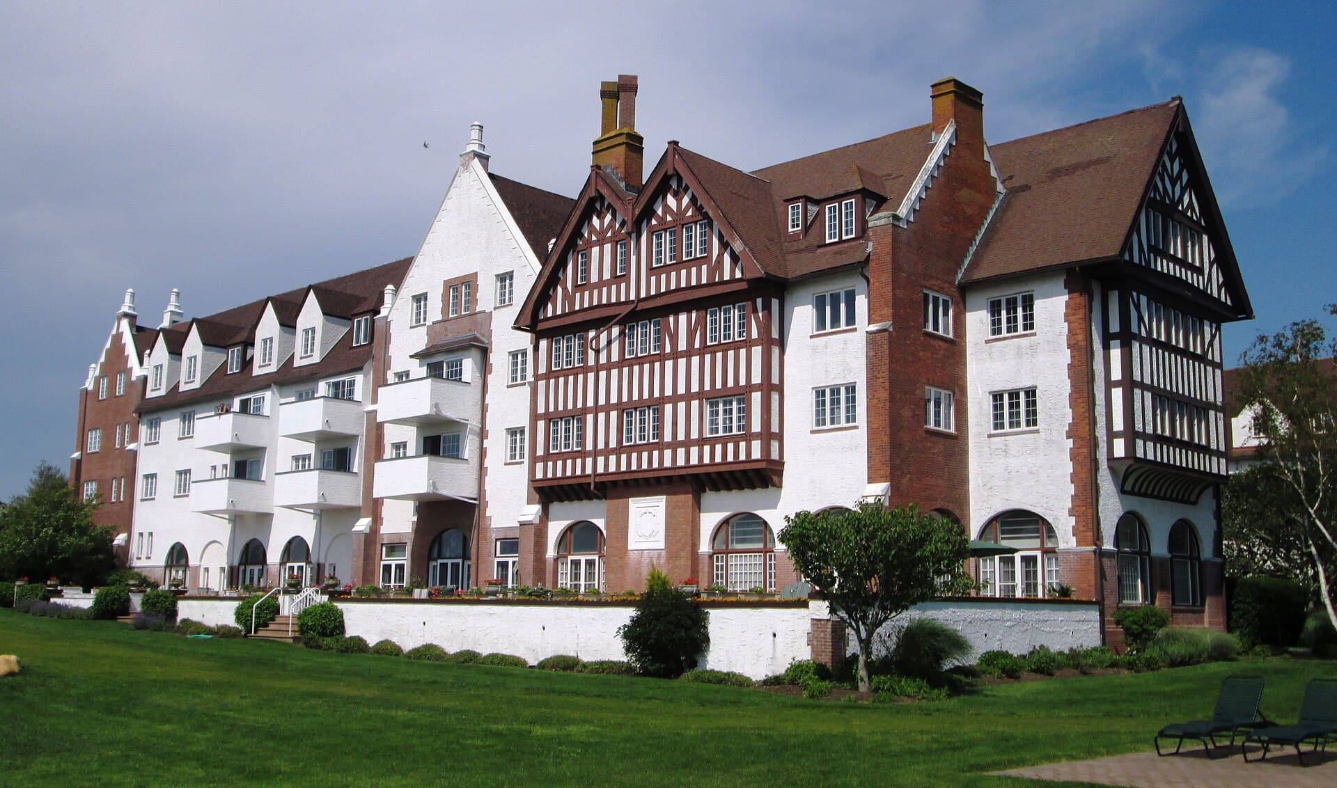 Montauk Manor (via Wikimedia Commons, CC BY-SA 4.0)