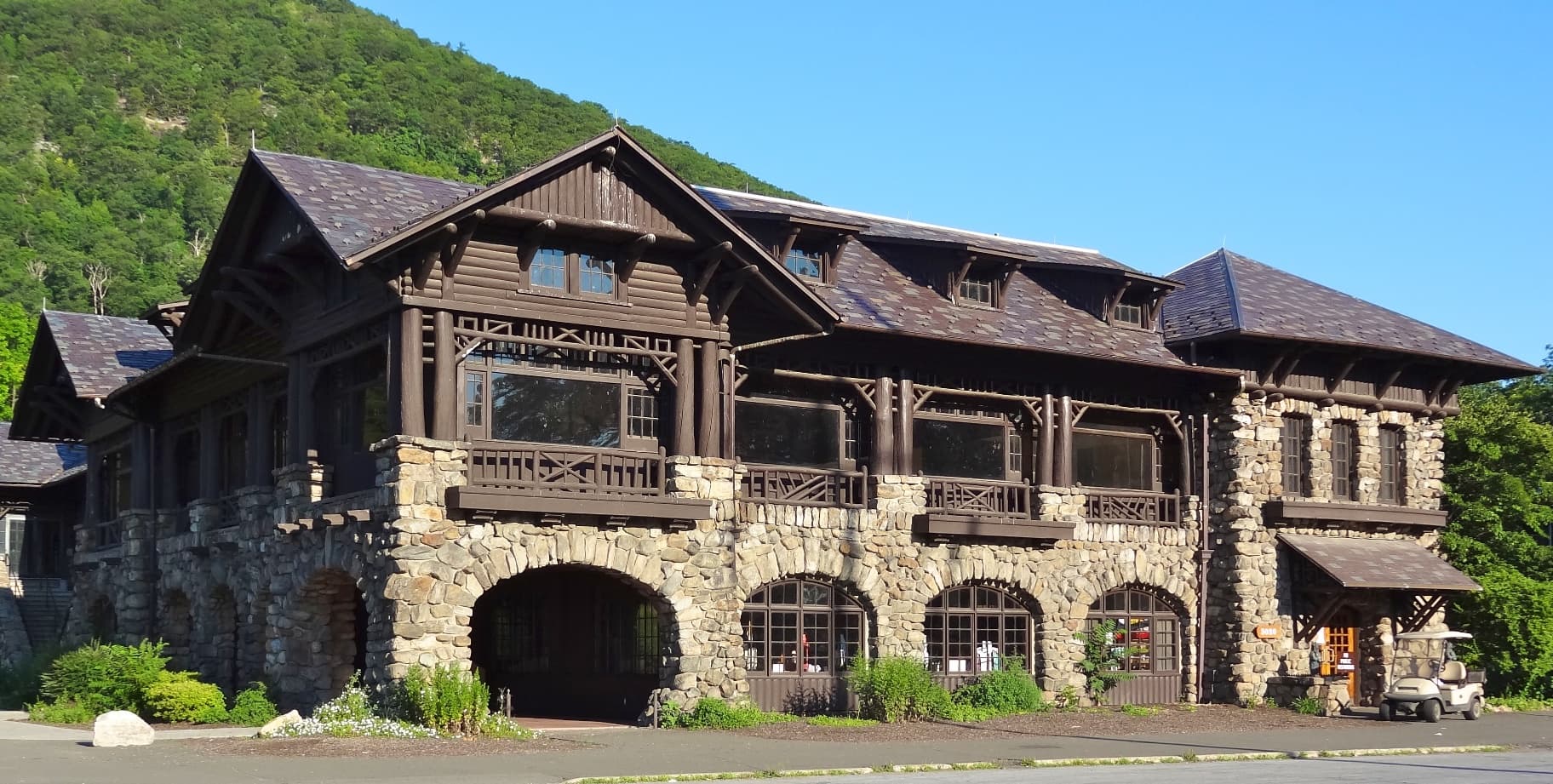 Bear Mountain Inn (via Wikimedia Commons, CC BY-SA 3.0)