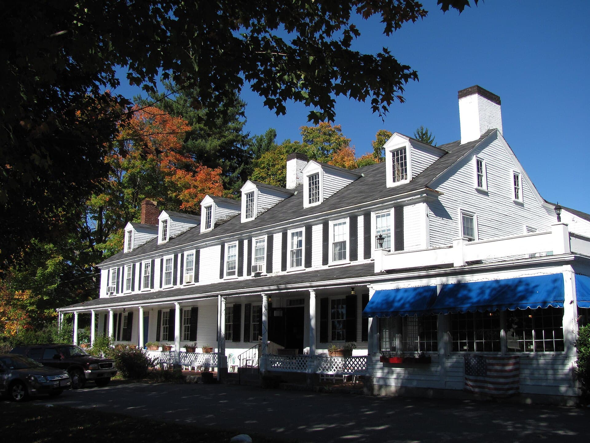 Groton Inn (via Wikimedia Commons, CC BY 3.0)