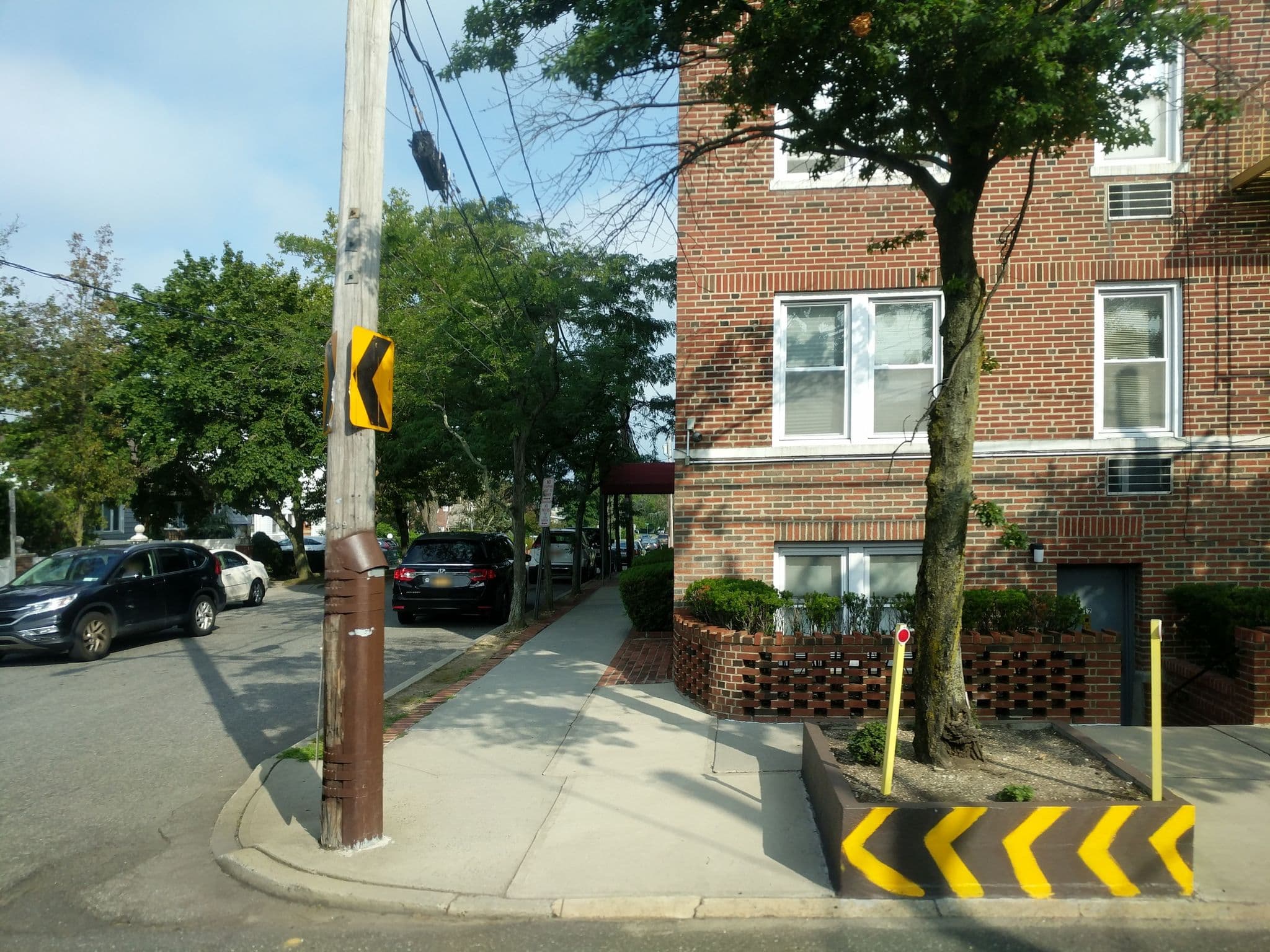 Street view near Briarwood Acres Tenant Corp Cooperatives, Woodmere — © daalso (CC BY-SA · Mapillary)