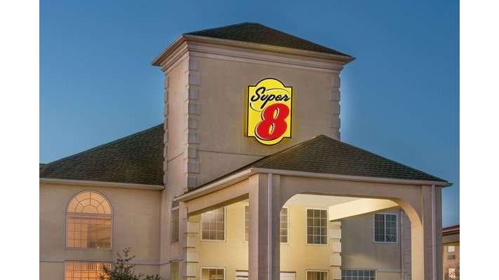Super 8 Harrisburg Hershey North, Motel in Skyline View