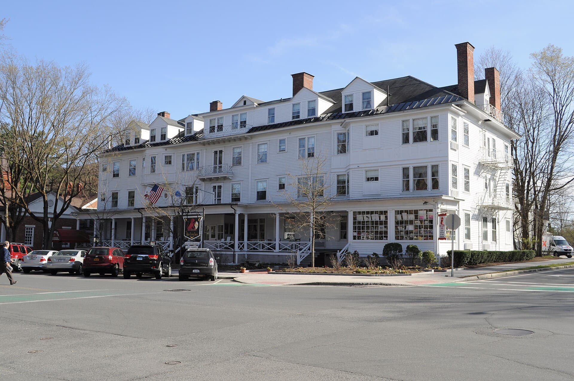 Red Lion Inn (via Wikimedia Commons, CC BY-SA 3.0)