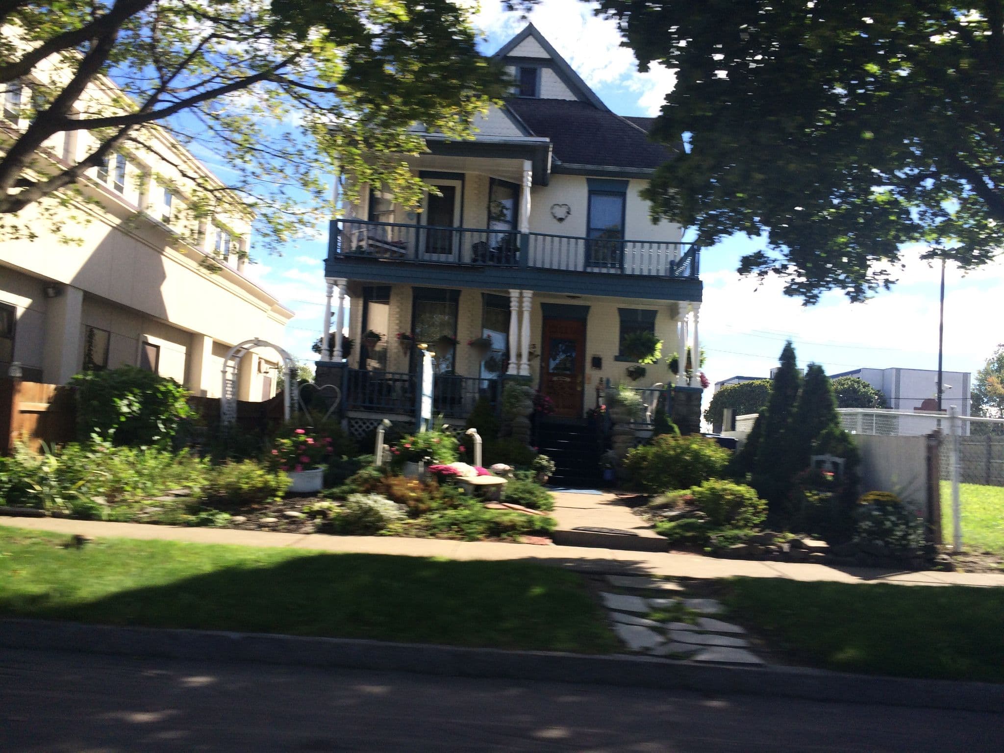 Street view near Rainbow House Bed & Breakfast, Niagara Falls