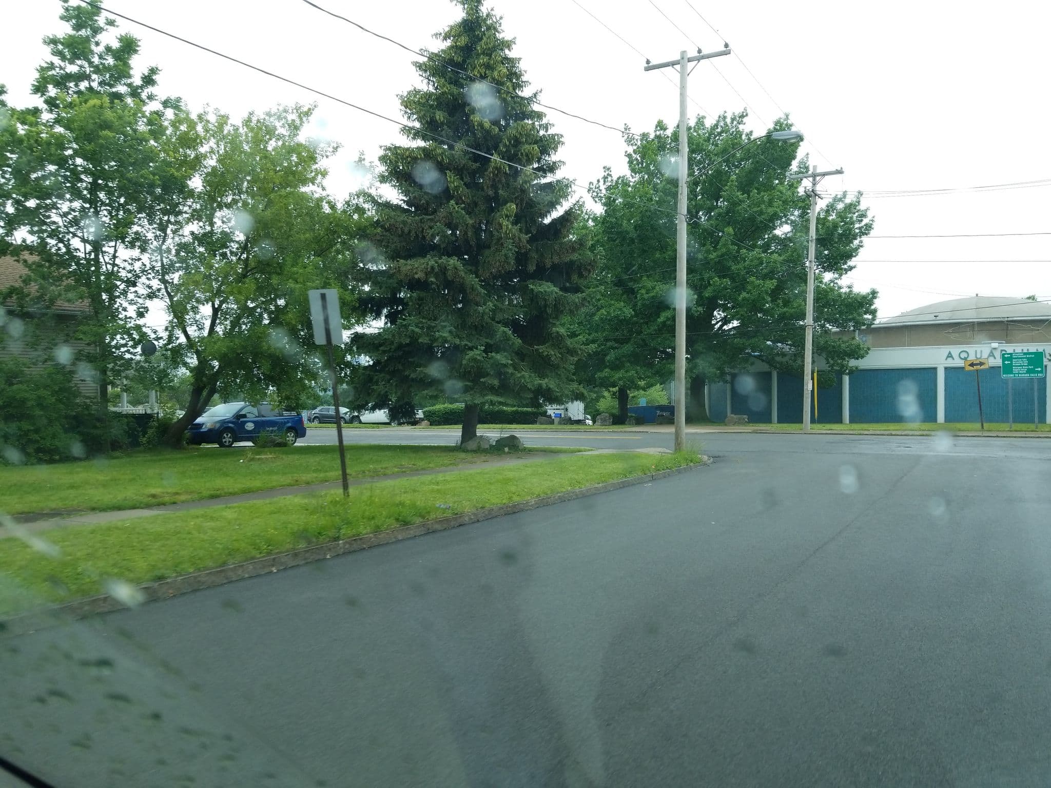 Street view near Falls Retreat, Niagara Falls