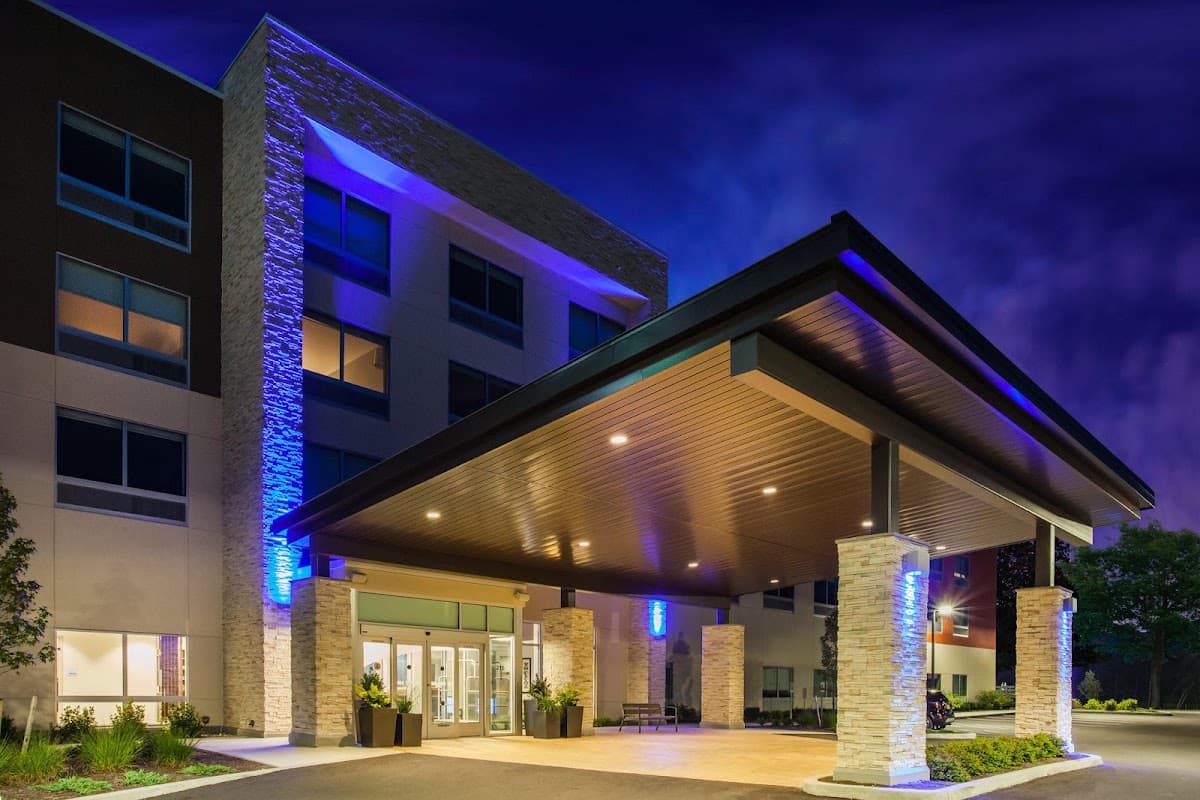Holiday Inn Express & Suites Queensbury - Lake George Area, Hotel in West Glens Falls
