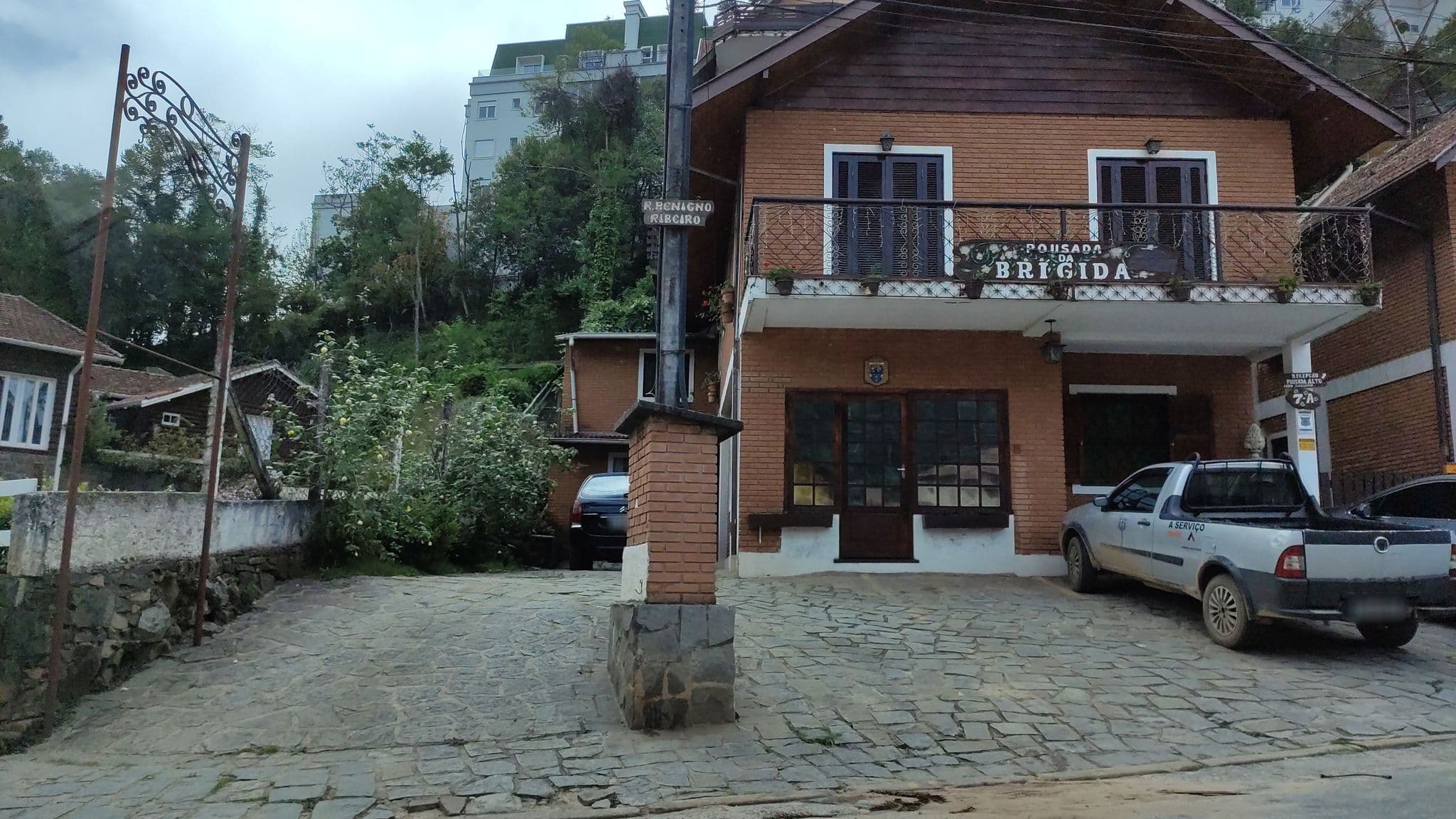 Street view near Pousada Brígida, Campos do Jordão — © nathancruz77 (CC BY-SA · Mapillary)