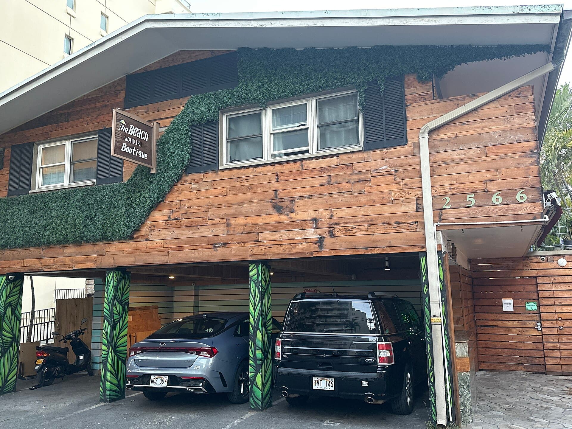 THE BEACH waikiki Boutique hostel (via Wikimedia Commons, CC BY-SA 3.0)
