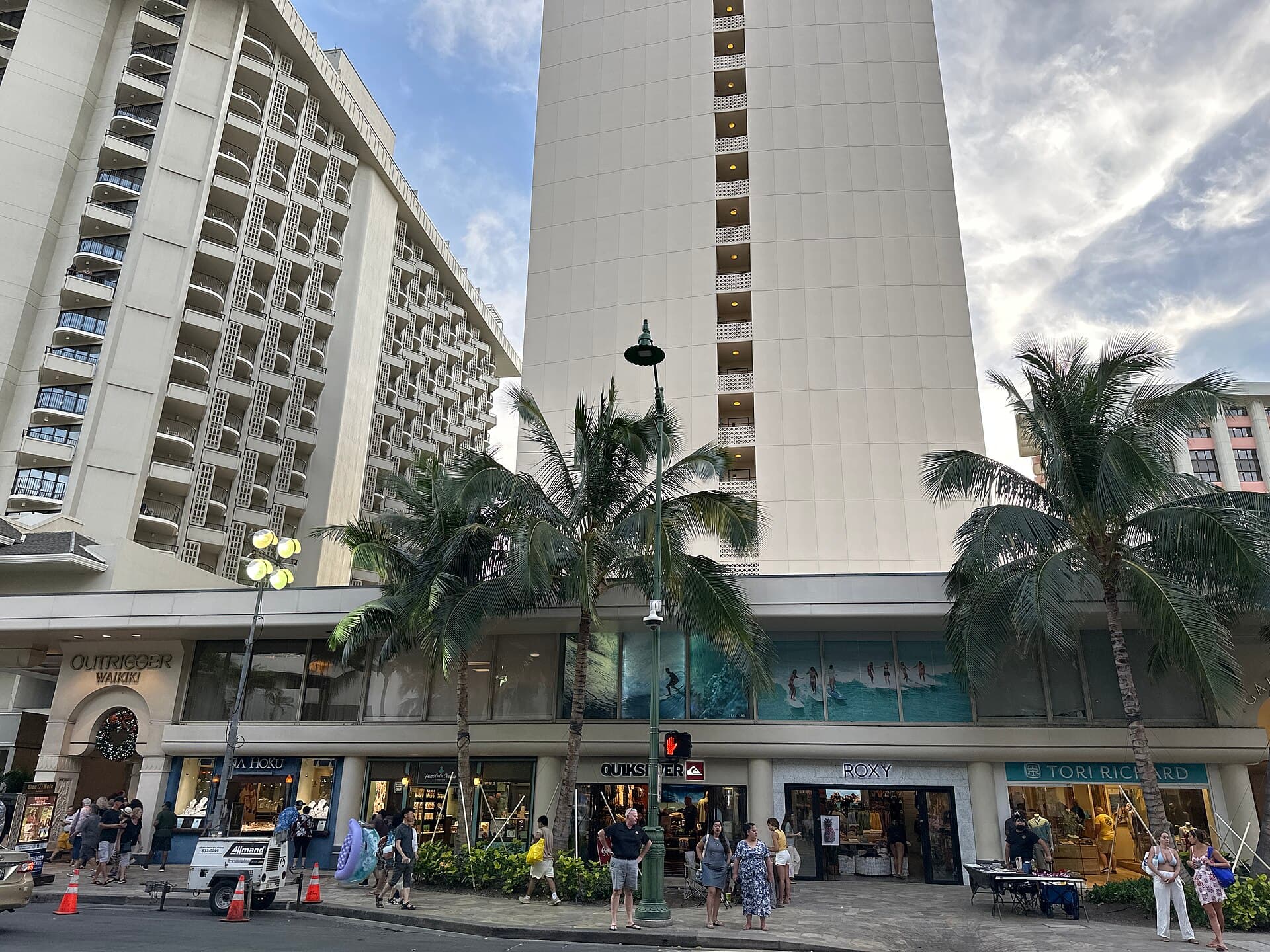 OUTRIGGER Waikiki Beach Resort (via Wikimedia Commons, CC BY-SA 3.0)