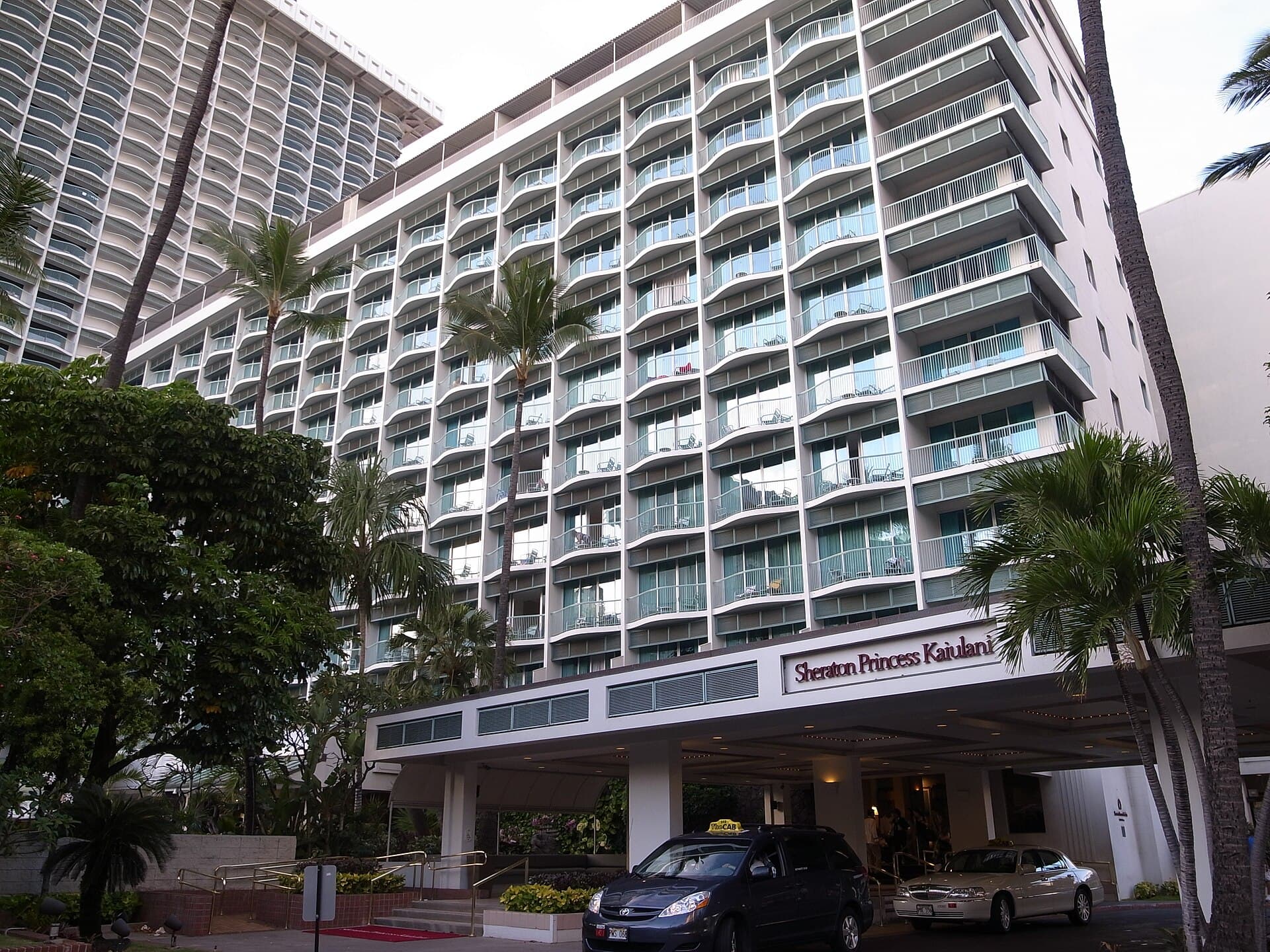 Sheraton Princess Kaiulani Hotel (via Wikimedia Commons, CC BY-SA 3.0)