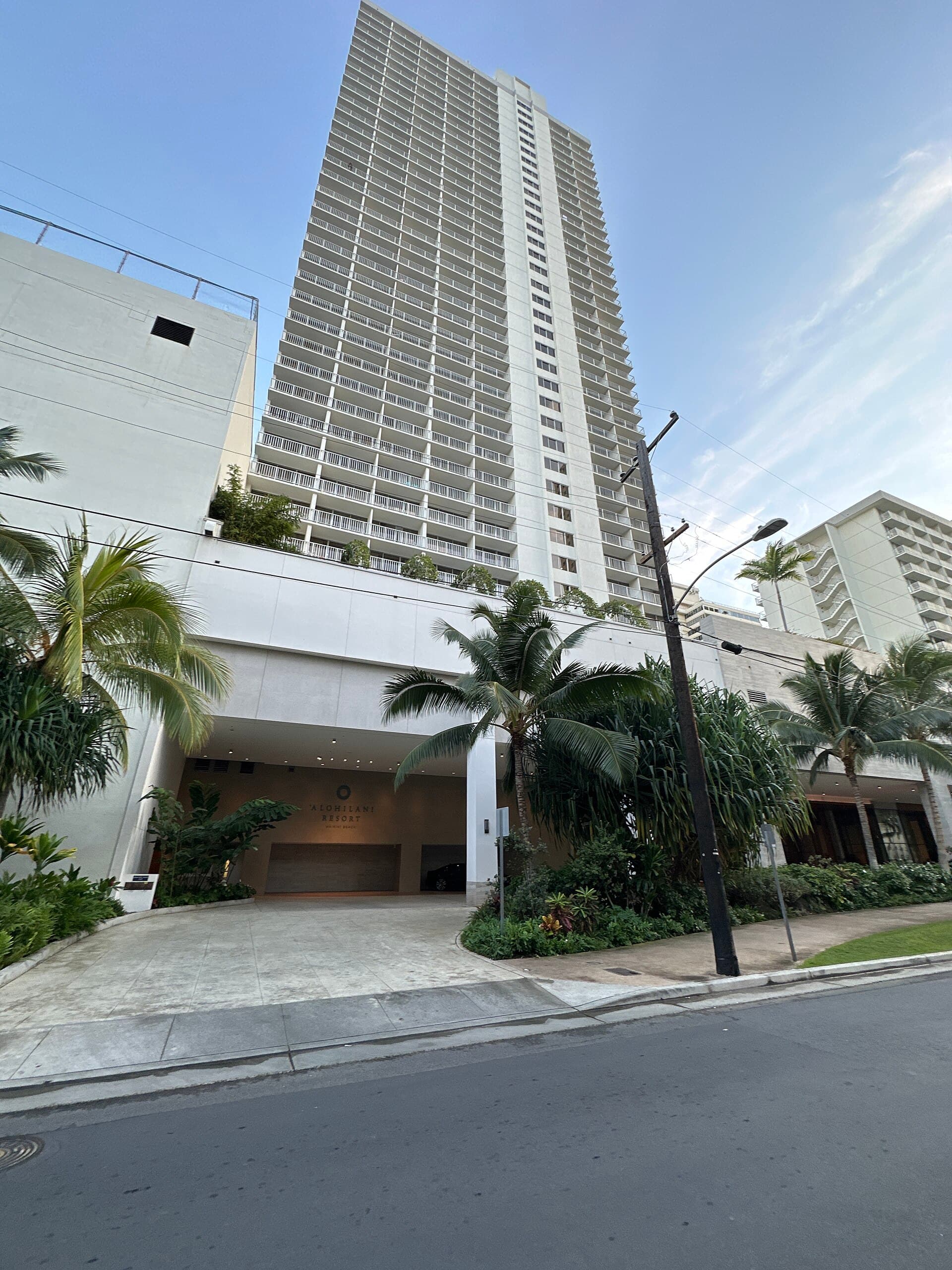 Alohilani Resort Waikiki Beach (via Wikimedia Commons, CC BY-SA 3.0)