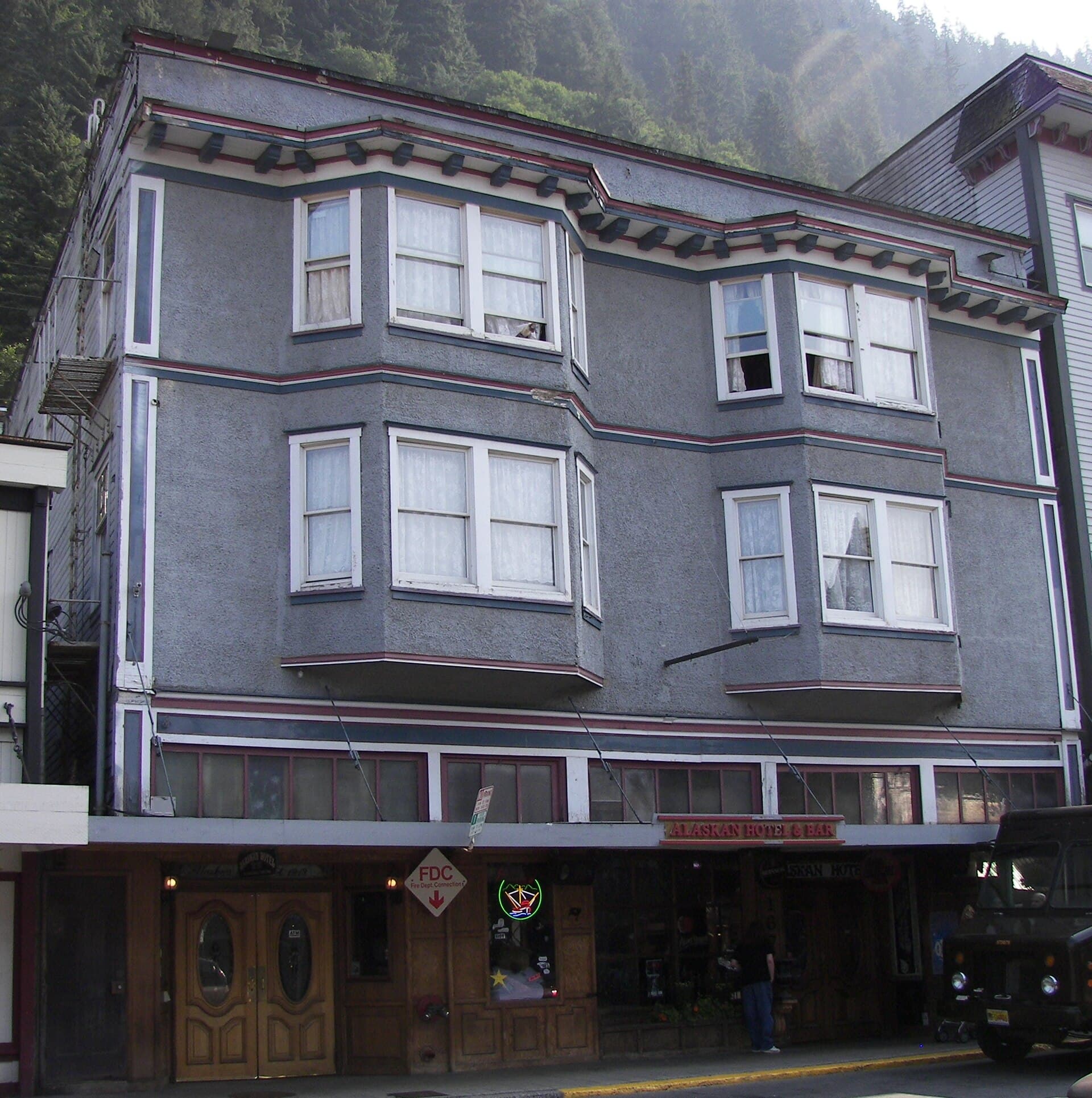 Alaskan Hotel & Bar (via Wikimedia Commons, CC BY-SA 3.0)