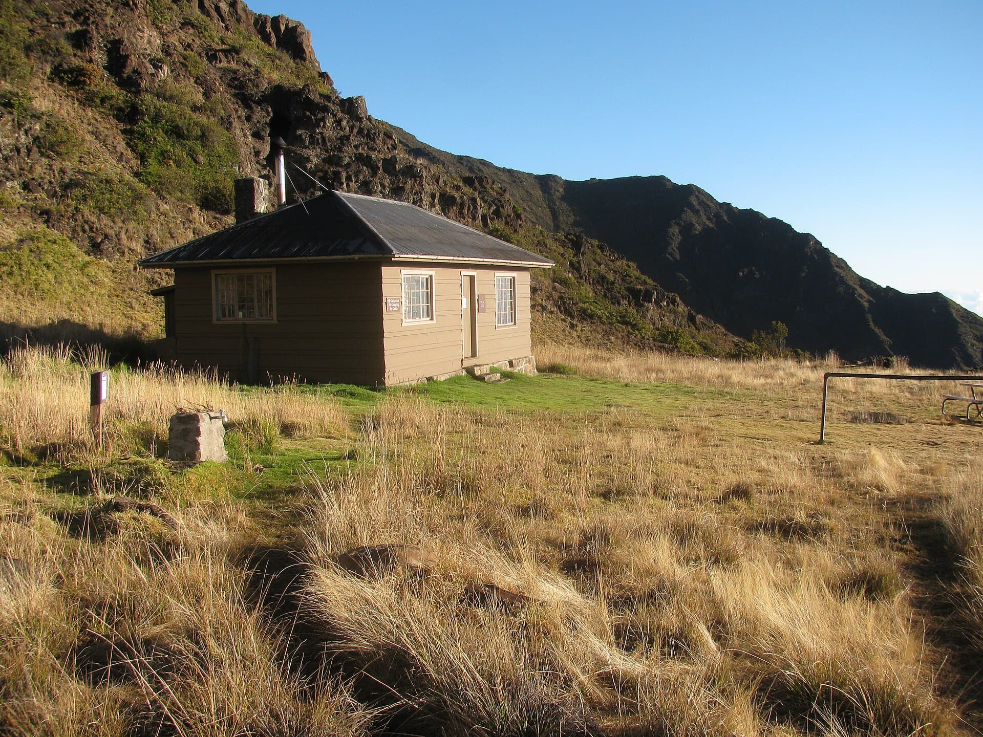 Hōlua Cabin (via Wikimedia Commons, CC BY 3.0 us)