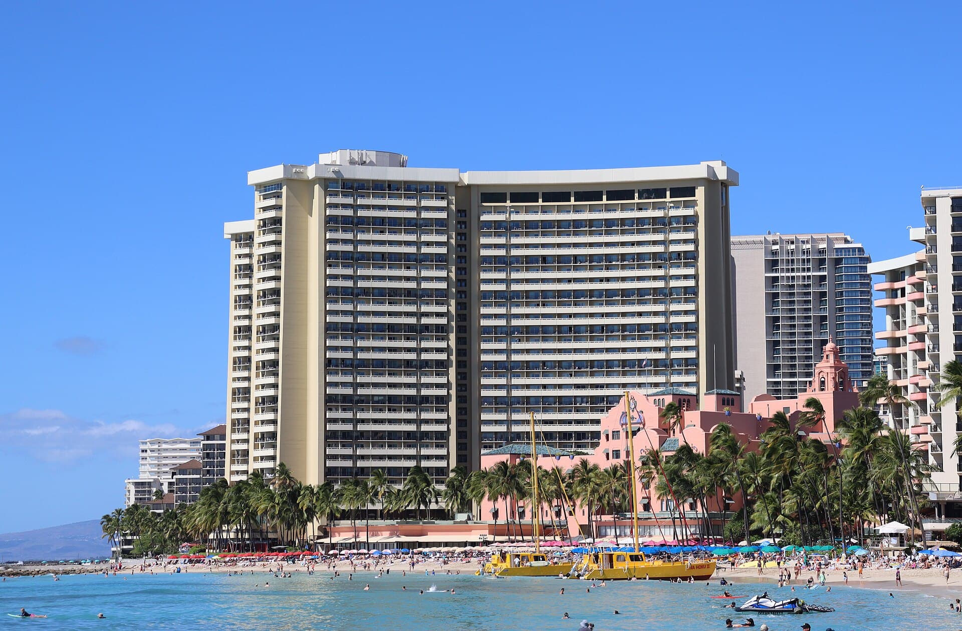 Sheraton Waikiki (via Wikimedia Commons, CC BY 4.0)