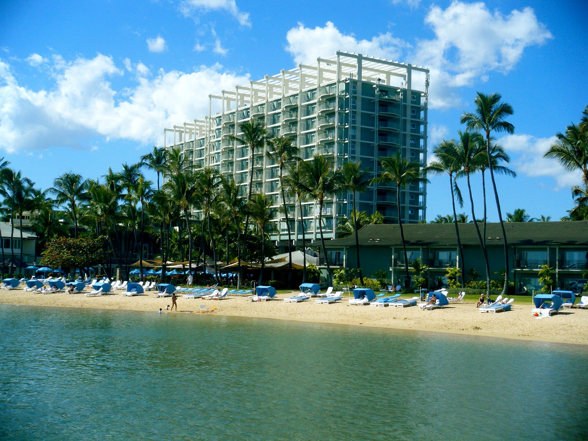 The Kahala Hotel and Resort (via Wikimedia Commons, CC BY 2.0)