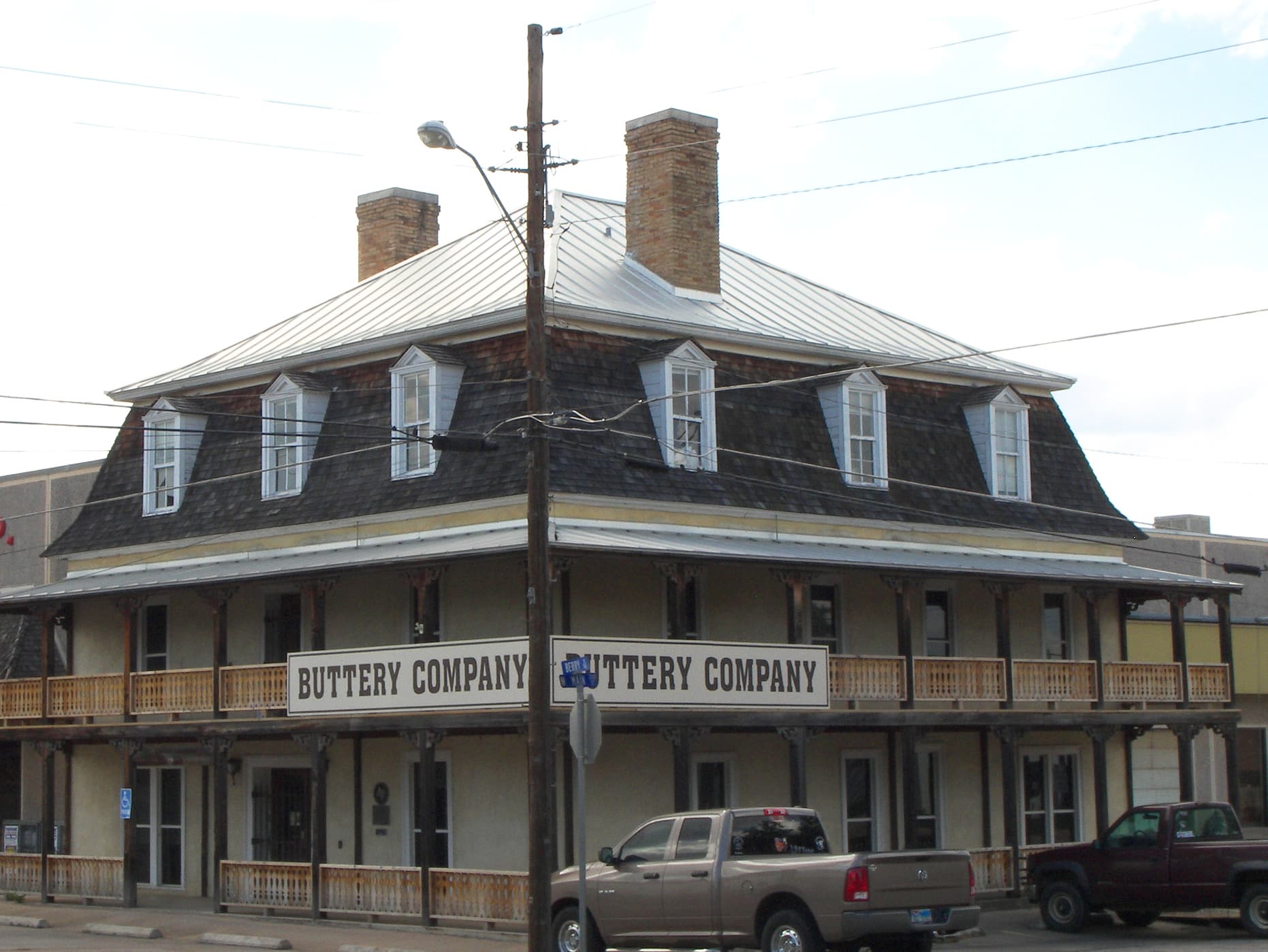 Southern Hotel (via Wikimedia Commons, CC BY 4.0)