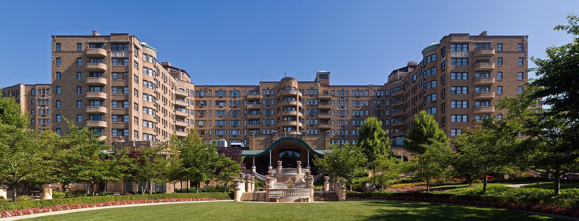 Omni Shoreham Hotel (via Wikimedia Commons, CC BY-SA 3.0)