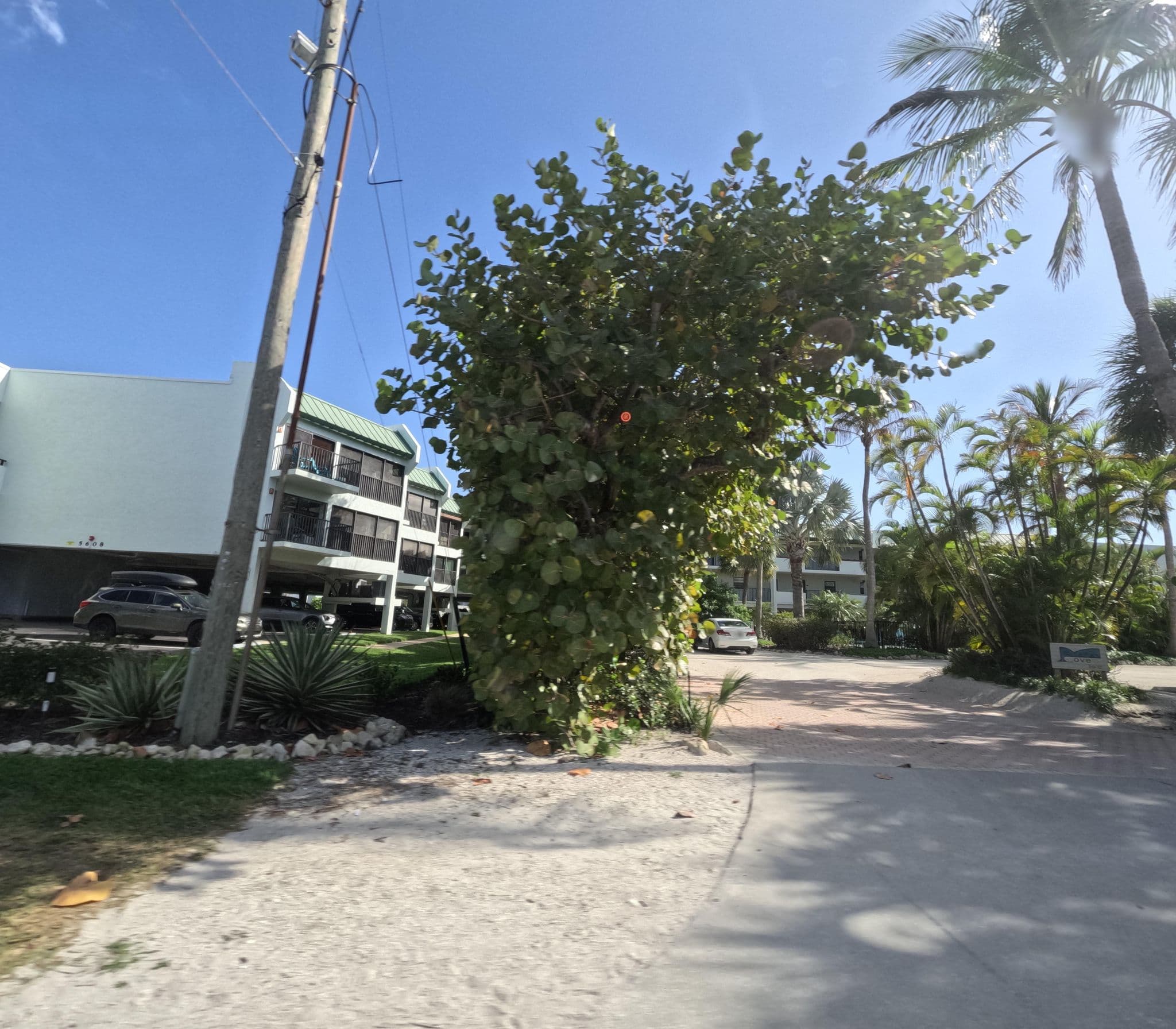 Street view near Island garden villas, Holmes Beach — © allen (CC BY-SA · Mapillary)