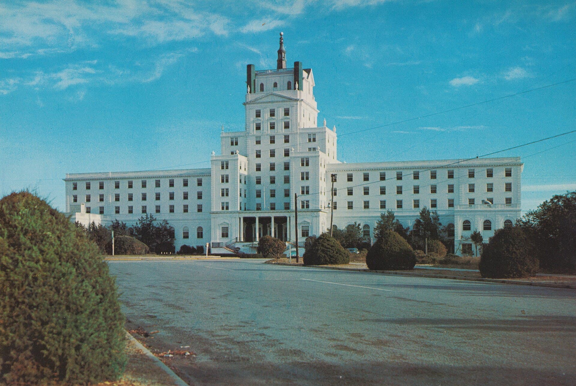 Ocean Forest Villa Resort (via Wikimedia Commons, Public domain)