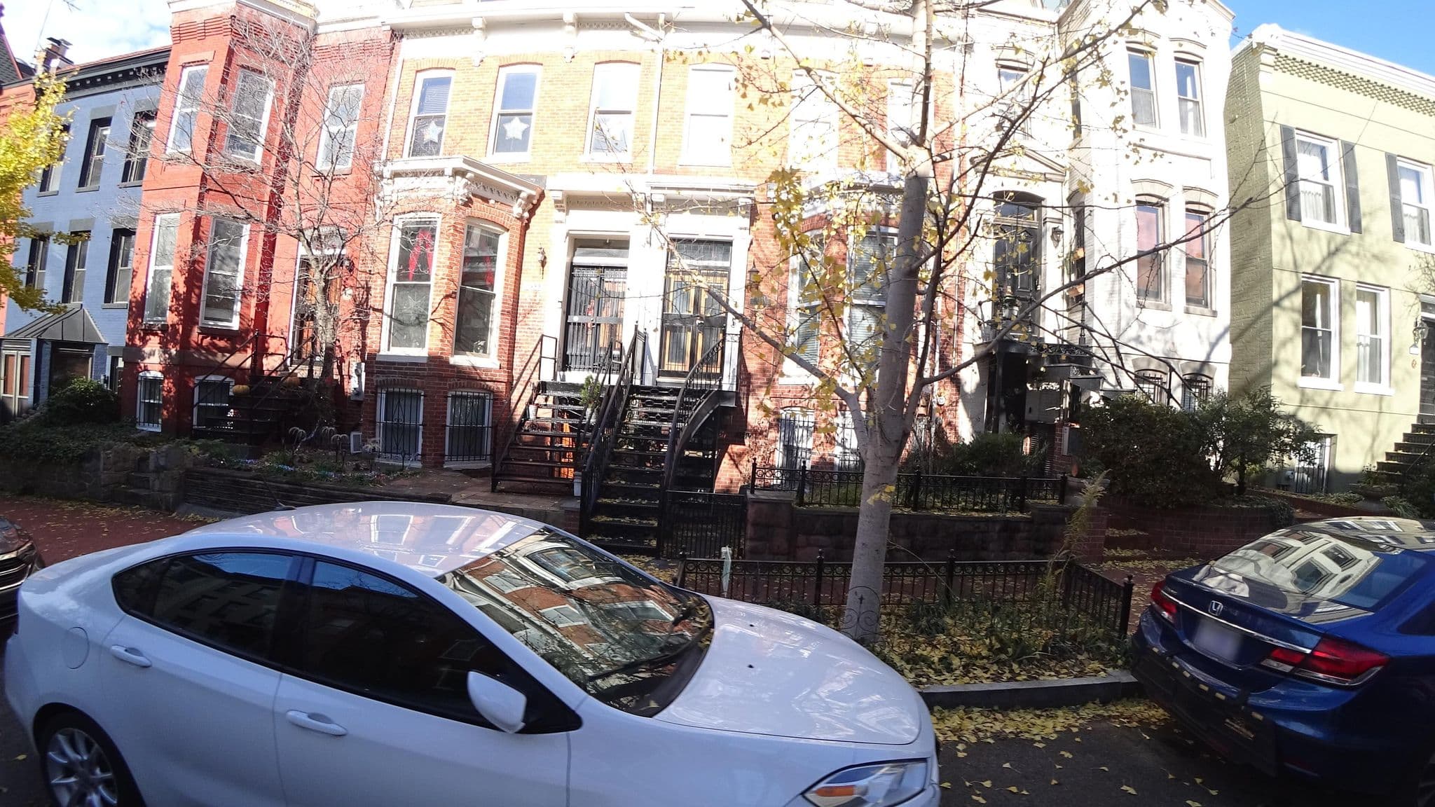 Street view near Embassy Inn, Dupont Circle — © danbjoseph (CC BY-SA · Mapillary)